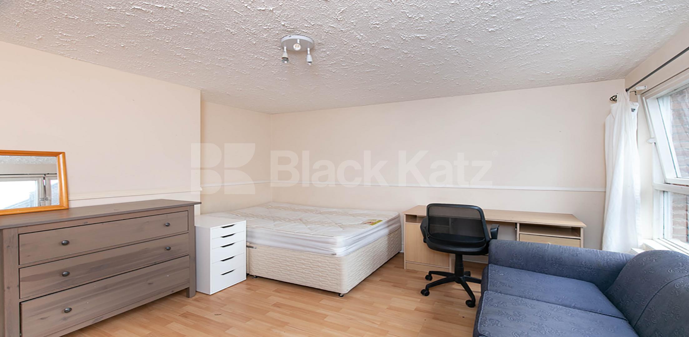 3/4 double bedroom flat located within mins to regents park and marylebone tube Henderson Drive, St Johns Wood